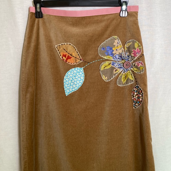 Boden tan skirt with appliqué floral & leaf design - Picture 2 of 13